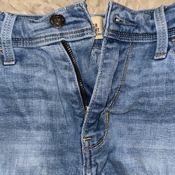 Hollister Distressed Denim High Rise Short-Short in Medium Indigo size 1 (25w) - Picture 15 of 16